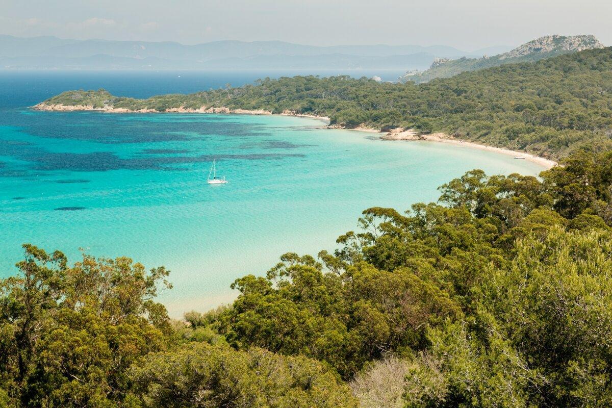 Plage de la Courtade sur l'île de Porquerolles dans le Var