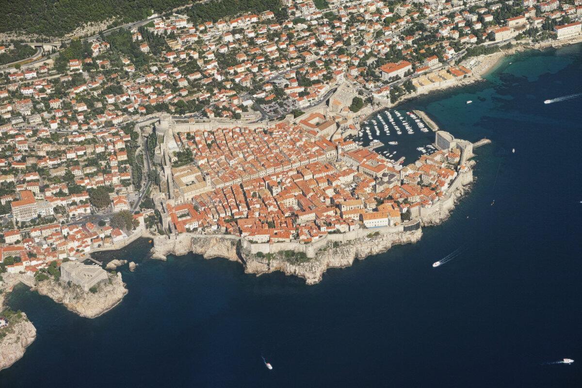 Vue aérienne de la vieille ville de Dubrovnik au bord de l'Adriatique