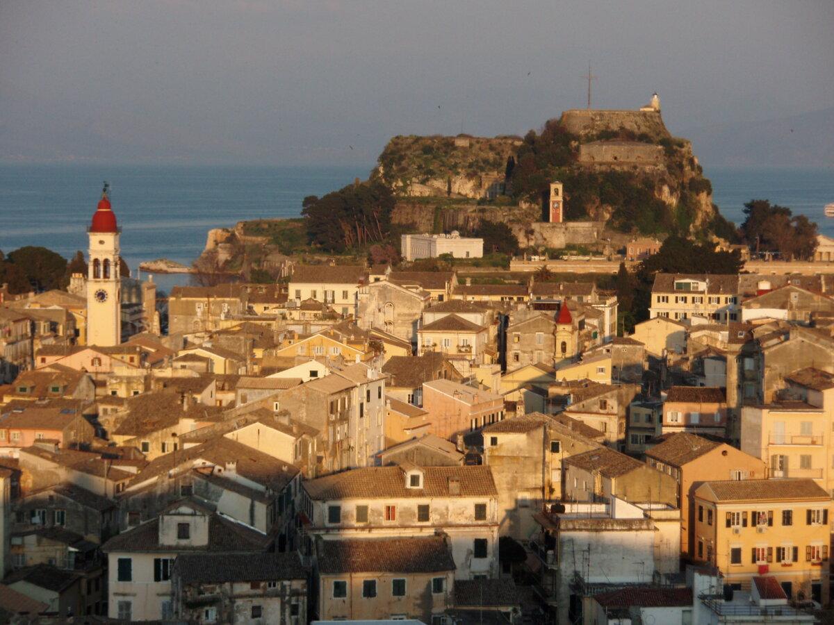 Vieille ville et forteresse de Corfou face à la mer Ionienne