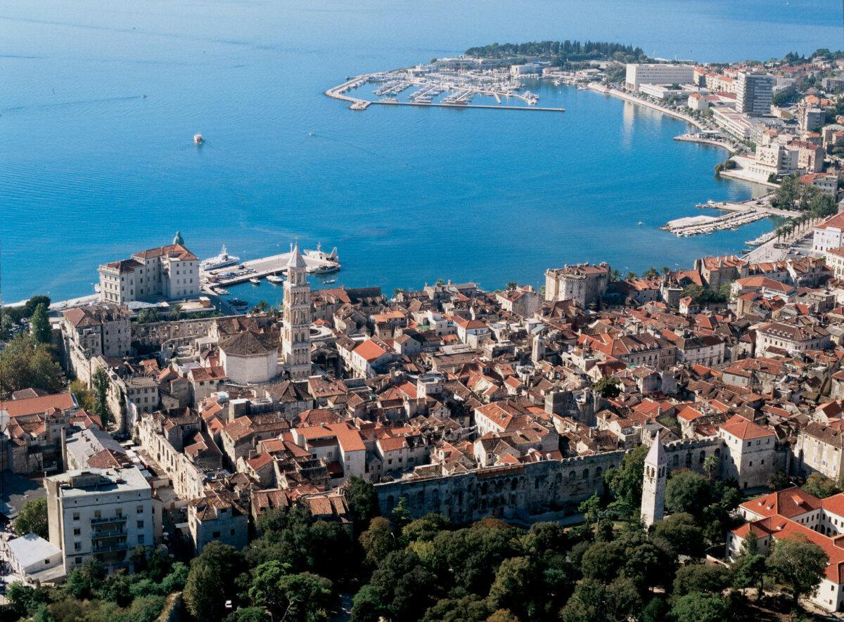 Vue aérienne de Split et de son port sur la côte dalmate