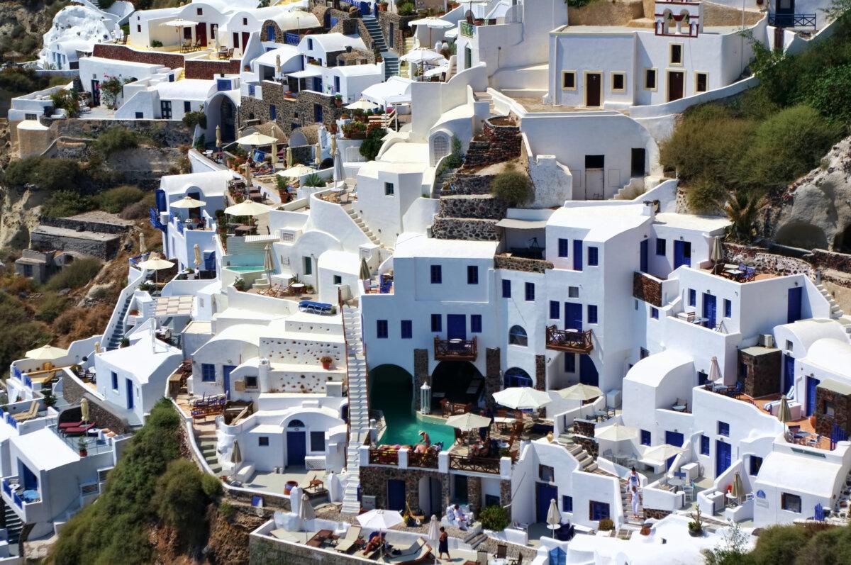 Village d'Oia à Santorin dans l'archipel des Cyclades